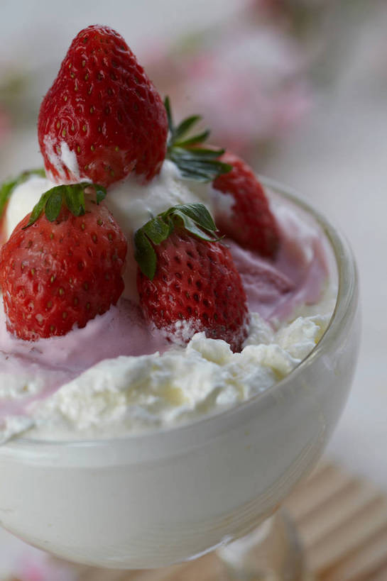 无人,竖图,俯视,室内,特写,白天,餐桌,桌子,草莓,浆果,杯子,水果,叶子,朦胧,模糊,新鲜,生食,冰激凌,果实,绿叶,杯垫,一杯,清凉,玻璃制品,一个,红色,水杯,垫子,冷饮,舒服,嫩叶,冰淇淋,草莓冰淇淋,有机食品,绿色食品,单个,餐台,解暑,解渴,雪糕,舒爽,冰糕,消暑,叶,叶片,玻璃杯,洋莓,水果皇后,红莓,地莓,彩图,高角度拍摄,shjb1