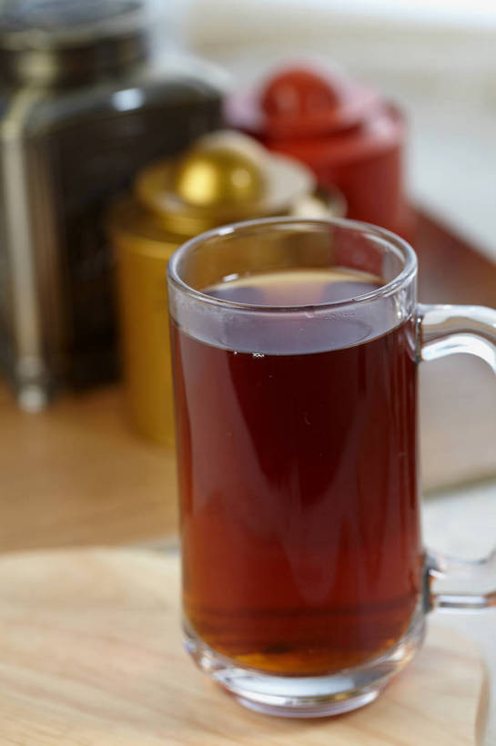 无人,竖图,俯视,室内,特写,白天,幸福,茶,桌面,桌子,杯子,金属制品,朦胧,模糊,金属,木制,罐子,木桌,红茶,茶叶,一杯,娱乐,玻璃制品,三个,一个,黄色,红色,木制品,瓶子,水杯,享受,休闲,温馨,放松,乐趣,单个,提神,舒适,醒脑,茶叶罐,玻璃杯,彩图,高角度拍摄,木桌子,shjb1