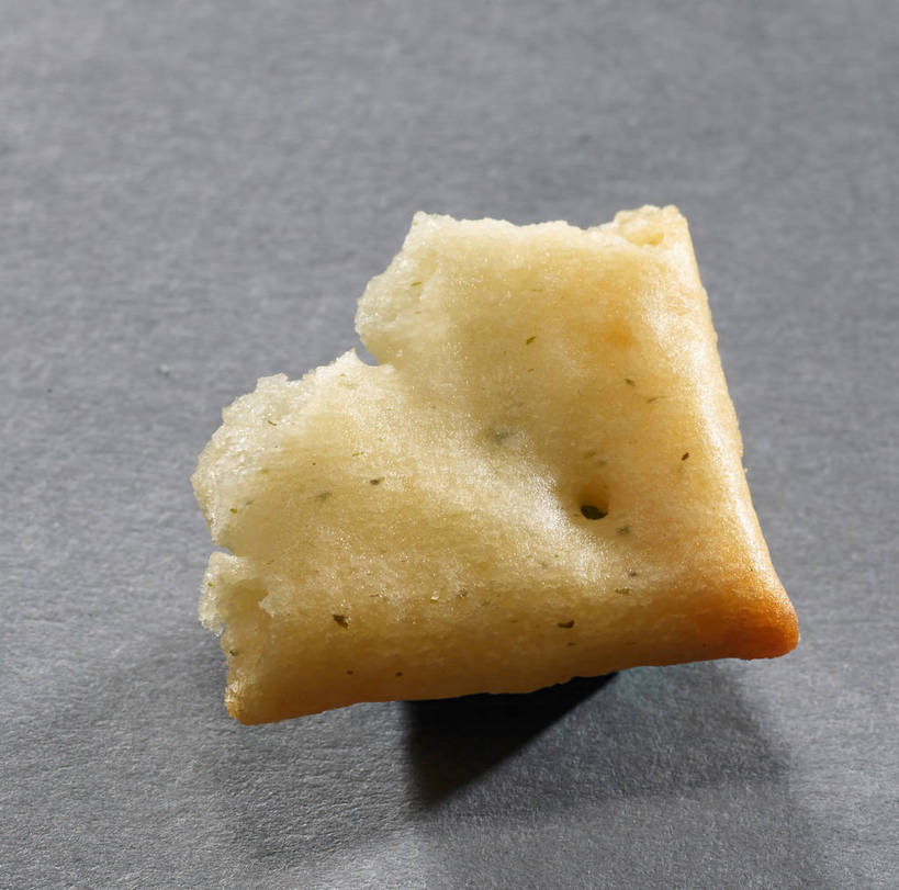 点心,无人,横图,俯视,室内,特写,白天,餐桌,桌子,一块,阴影,灰色背景,反射,影子,食品,破坏,薯片,破损,食物,黄色,零食,摄影,影棚,餐台,损坏,摄影棚,垃圾食品,彩图,高角度拍摄,影棚拍摄,拍摄,shjb1,喀吱脆