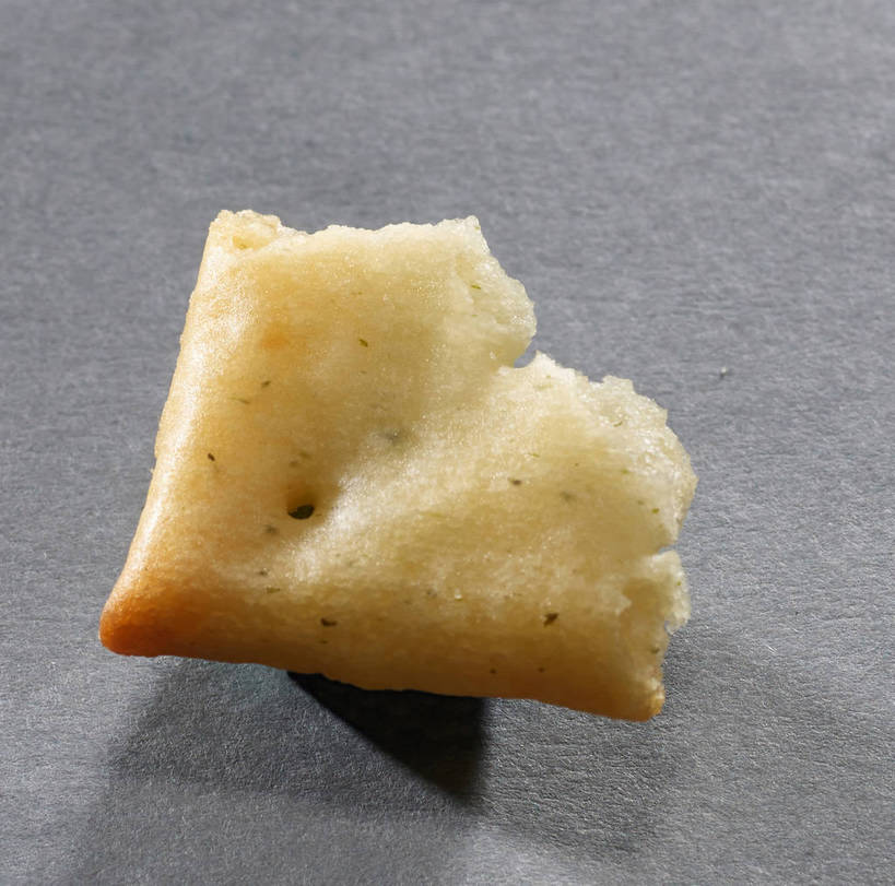 点心,无人,横图,俯视,室内,特写,白天,餐桌,桌子,一块,阴影,灰色背景,反射,影子,食品,破坏,薯片,破损,食物,黄色,零食,摄影,影棚,餐台,损坏,摄影棚,垃圾食品,彩图,高角度拍摄,影棚拍摄,拍摄,shjb1,喀吱脆