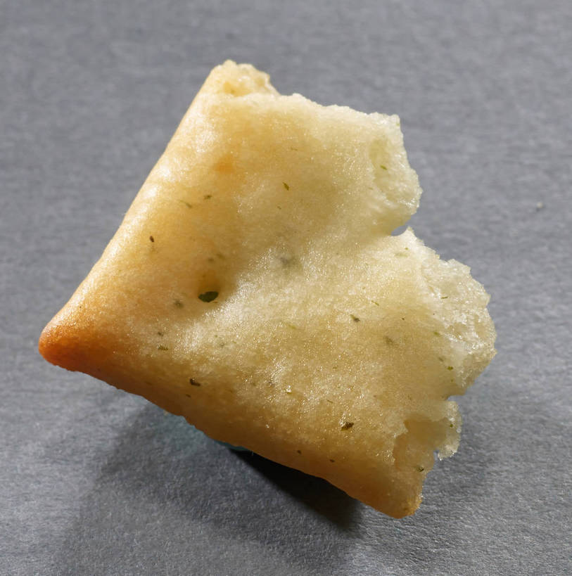 点心,无人,竖图,俯视,室内,特写,白天,餐桌,桌子,一块,阴影,灰色背景,反射,影子,食品,破坏,薯片,破损,食物,黄色,零食,摄影,影棚,餐台,损坏,摄影棚,垃圾食品,彩图,高角度拍摄,影棚拍摄,拍摄,shjb1,喀吱脆