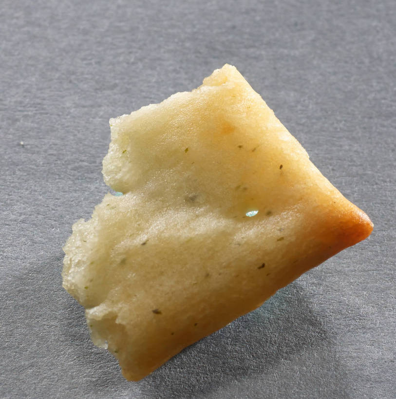 点心,无人,竖图,俯视,室内,特写,白天,餐桌,桌子,一块,阴影,灰色背景,反射,影子,食品,破坏,薯片,破损,食物,黄色,零食,摄影,影棚,餐台,损坏,摄影棚,垃圾食品,彩图,高角度拍摄,影棚拍摄,拍摄,shjb1,喀吱脆