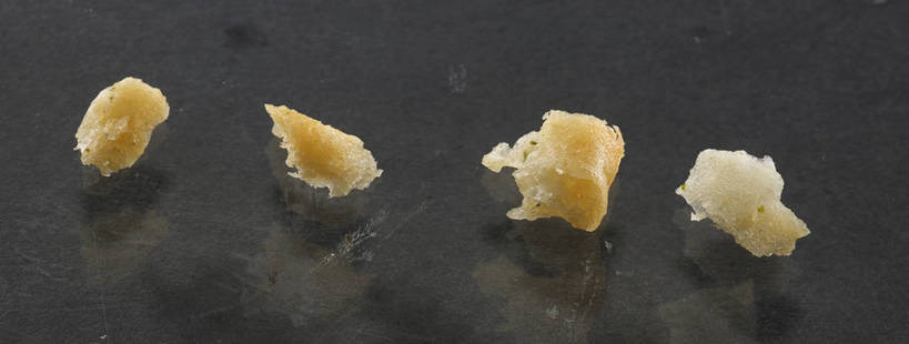 点心,无人,横图,俯视,室内,特写,白天,餐桌,桌子,一排,朦胧,模糊,整齐,食品,破坏,薯片,破损,食物,排列,黄色,零食,四块,餐台,损坏,队列,垃圾食品,彩图,高角度拍摄,shjb1,喀吱脆