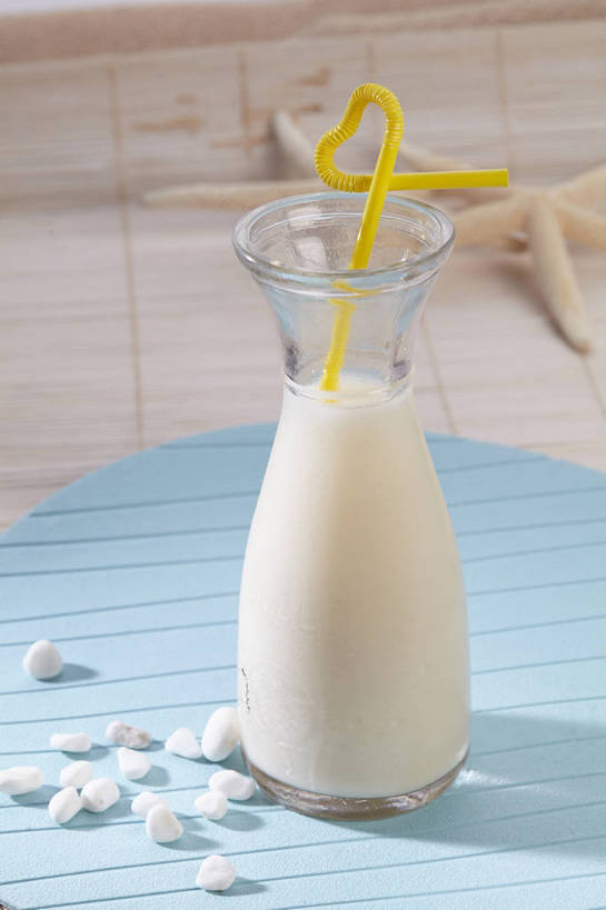 无人,竖图,俯视,室内,特写,白天,石头,餐桌,桌子,海星,一根,阴影,反射,石子,影子,塑料,杯垫,饮品,一杯,营养,海洋生物,玻璃制品,饮料,两个,一个,黄色,蓝色,动物,玻璃瓶,瓶子,塑料制品,吸管,垫子,生物,单个,餐台,空心,豆浆,饮管,安神,棘皮动物门,石块,岩石,星鱼,彩图,高角度拍摄,植物奶,圆柱状,shjb1