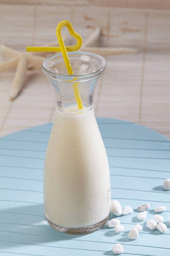 无人,竖图,俯视,室内,特写,白天,石头,餐桌,桌子,海星,一根,阴影,反射,石子,影子,塑料,杯垫,饮品,一杯,营养,海洋生物,玻璃制品,饮料,两个,一个,黄色,蓝色,动物,玻璃瓶,瓶子,塑料制品,吸管,垫子,生物,单个,餐台,空心,豆浆,饮管,安神,棘皮动物门,石块,岩石,星鱼,彩图,高角度拍摄,植物奶,圆柱状,shjb1