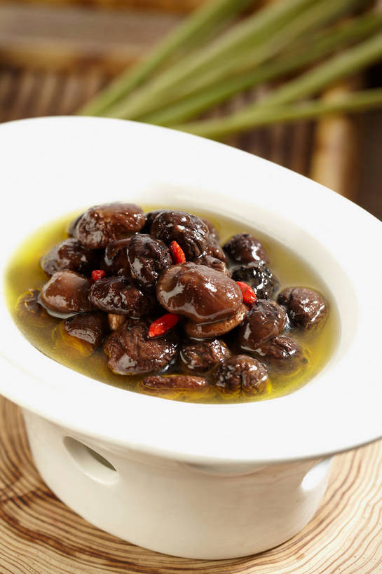 无人,竖图,俯视,室内,特写,白天,烹饪,中餐,植物,餐桌,桌子,蔬菜,叶子,一堆,许多,堆叠,堆积,朦胧,模糊,新鲜,陶瓷,菌菇,香菇,料理,食品,果实,绿叶,草药,药草,陶瓷制品,很多,菌类,菜肴,美食,中药,食物,一个,红色,绿色,白色,容器,碗,中式,嫩叶,食用菌,佳肴,有机食品,绿色食品,单个,餐台,中华料理,储藏,堆,枸杞子,枸杞,真菌,储存,药材,中草药,中药材,本草,苟起子,枸杞豆,枸杞果,血杞子,椎茸,叶,叶片,彩图,高角度拍摄,平庄菇,香菌,香蕈,贮存,shjb1,菌菇煲