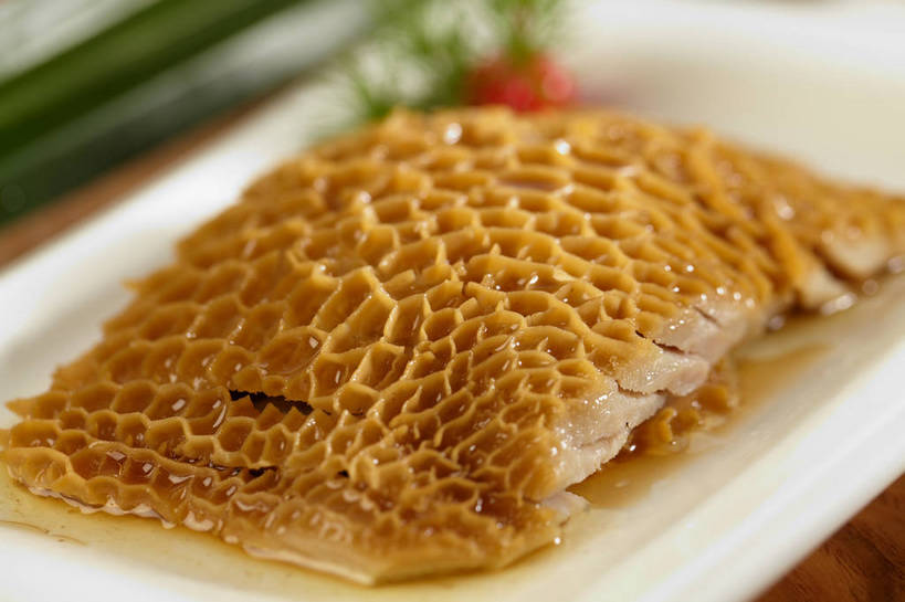 无人,横图,俯视,室内,特写,白天,烹饪,中餐,餐桌,桌子,樱桃,餐具,水果,叶子,朦胧,模糊,新鲜,碟子,盘,调料,酱料,酱汁,肉,生食,佐料,牛肉,料理,食品,棕色,果实,绿叶,调味品,调味料,酱,冷盘,菜肴,美食,肉类,食物,一个,红色,绿色,盘子,碟,中式,嫩叶,冷菜,凉菜,佳肴,有机食品,绿色食品,单个,餐台,中华料理,毛肚,卤肉,卤味,肉食,百叶,牛百叶,叶,叶片,樱珠,莺桃,英桃,楔桃,牛桃,荆桃,彩图,高角度拍摄,牛肚,肚尖,牛胃,卤水,shjb1