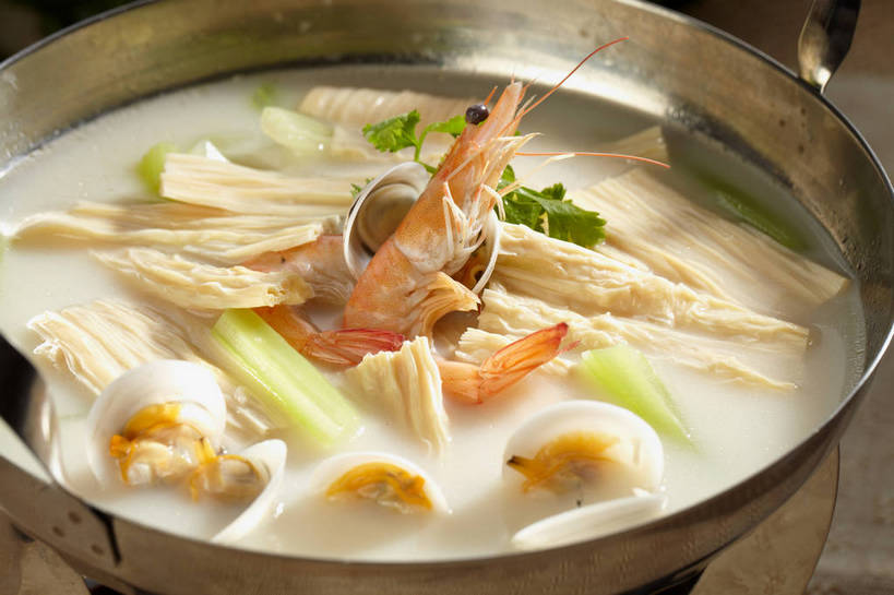 海鲜,无人,横图,俯视,室内,特写,白天,烹饪,餐桌,桌子,芹菜,蔬菜,厨具,金属制品,一堆,许多,堆叠,堆积,新鲜,金属,锅子,汤,虾,料理,食品,很多,锅,蛤蜊,水产,豆腐皮,菜肴,美食,海洋生物,食物,一个,绿色,橙色,蛤,佳肴,有机食品,绿色食品,对虾,单个,餐台,锅具,堆,水生动物,海产品,海鲜汤,腐竹,水生物,海底动物,烹饪用具,蛤仔,豆腐衣,羹汤,油皮,烹调用具,药芹,水芹,旱芹,烹调,彩图,高角度拍摄,shjb1