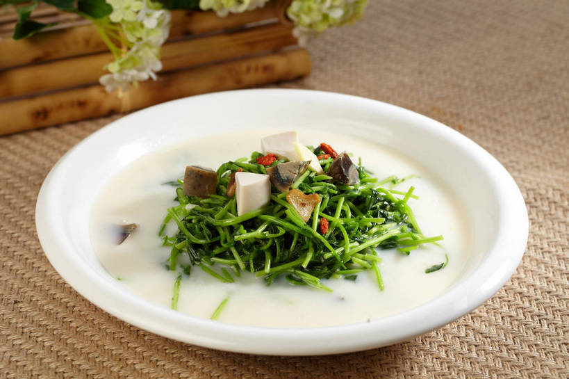 豆腐,无人,横图,俯视,室内,特写,白天,烹饪,西餐,植物,餐桌,桌子,蔬菜,叶子,一堆,许多,堆叠,堆积,新鲜,陶瓷,肉,蔬菜汤,汤,料理,食品,果实,绿叶,草药,药草,陶瓷制品,很多,豆苗,菜肴,美食,肉类,中药,食物,一个,红色,绿色,白色,容器,碗,嫩叶,西式,佳肴,有机食品,绿色食品,单个,餐台,储藏,堆,枸杞子,枸杞,豆制品,储存,药材,中草药,豌豆苗,肉食,中药材,本草,豌豆藤,苟起子,枸杞豆,枸杞果,血杞子,羹汤,叶,叶片,彩图,高角度拍摄,贮存,shjb1,上汤豆苗