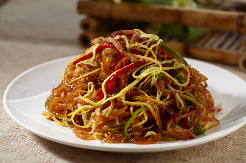 面食,面条,无人,横图,俯视,室内,特写,白天,烹饪,中餐,餐桌,桌子,辣椒,蔬菜,餐具,一堆,许多,阴影,堆叠,堆积,朦胧,模糊,新鲜,反射,碟子,盘,影子,蛋,蛋皮,鸡蛋,面,肉,料理,食品,很多,粉丝,肉糜,肉末,菜肴,美食,肉类,食物,一个,红色,绿色,盘子,碟,中式,佳肴,有机食品,绿色食品,单个,餐台,中华料理,堆,肉食,辣角,红海椒,大椒,辣虎,广椒,卵,冬粉,辣子,红辣椒,海椒,番椒,彩图,高角度拍摄,鸡卵,鸡子,shjb1,炒粉丝,肉末炒粉丝