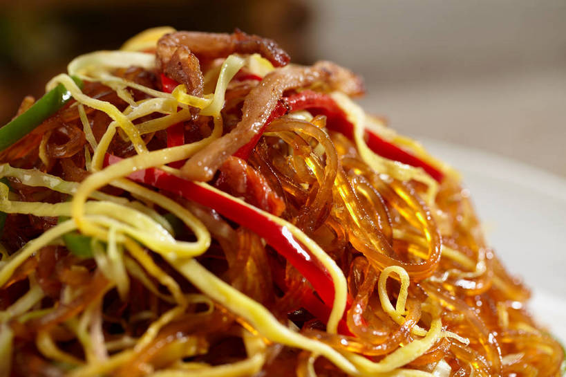 面食,面条,无人,横图,俯视,室内,特写,白天,烹饪,中餐,餐桌,桌子,辣椒,蔬菜,餐具,一堆,许多,堆叠,堆积,朦胧,模糊,新鲜,碟子,盘,蛋,蛋皮,鸡蛋,面,肉,料理,食品,很多,粉丝,肉糜,肉末,菜肴,美食,肉类,食物,一个,红色,绿色,盘子,碟,中式,佳肴,有机食品,绿色食品,单个,餐台,中华料理,堆,肉食,辣角,红海椒,大椒,辣虎,广椒,卵,冬粉,辣子,红辣椒,海椒,番椒,彩图,高角度拍摄,鸡卵,鸡子,shjb1,炒粉丝,肉末炒粉丝