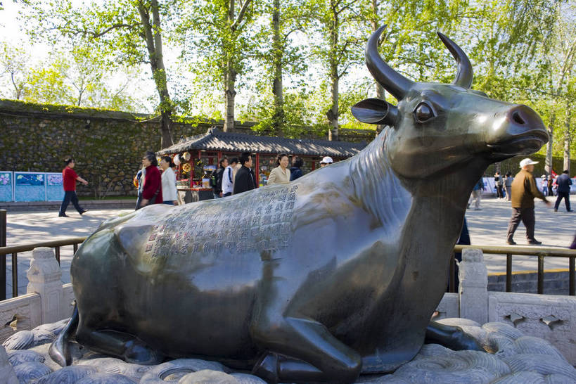 公园,颐和园,寺庙,宫殿,横图,彩色,室外,白天,旅游,湖,建筑,雕塑,北京,中国,亚洲,清澈,神话,龙,雕刻,雕像,塑像,亭子,文化遗产,首都,历史,铜牛,建筑物,树,古代,蓝色,天空,休闲,摄影,活动,严肃,明亮,蓝,权威,权利,文明,中国文化,东亚,海淀区,万寿山,昆明湖,首府,中华人民共和国,北京市,京,北平,华北地区,权力,威严,权势,皇家园林,古远,空闲,明澈,清彻,清亮,清漪园,势力,尊严,彩图,旅行,庙,寺,传统文化,bj174