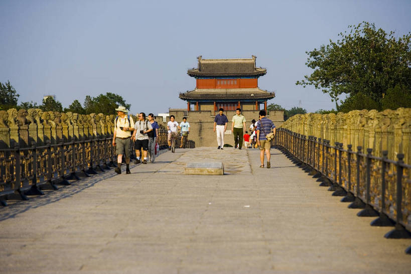 横图,彩色,特写,旅游,度假,名胜古迹,标志建筑,地标,建筑,哺乳动物,野生动物,狮子,工艺美术品,雕塑,北京,中国,亚洲,局部,清澈,遗迹,艺术,装饰,雕刻,雕像,浮雕,墙,文化遗产,艺术品,首都,古迹,历史,文物,娱乐,建设,城墙,古建筑,石雕,建筑物,墙壁,墙面,古代,蓝色,天空,动物,工艺品,享受,休闲,旅游胜地,放松,摄影,纪念,工艺,坚硬,明亮,美术,蓝,中国文化,狮,主题,防御,凶猛,陈列,古文明,东亚,首府,中华人民共和国,北京市,京,北平,华北地区,功能,美学,丰台区,古远,明澈,清彻,清亮,坚固,残暴,凶残,石,彩图,旅行,宛平,宛平城,传统文化,bj174
