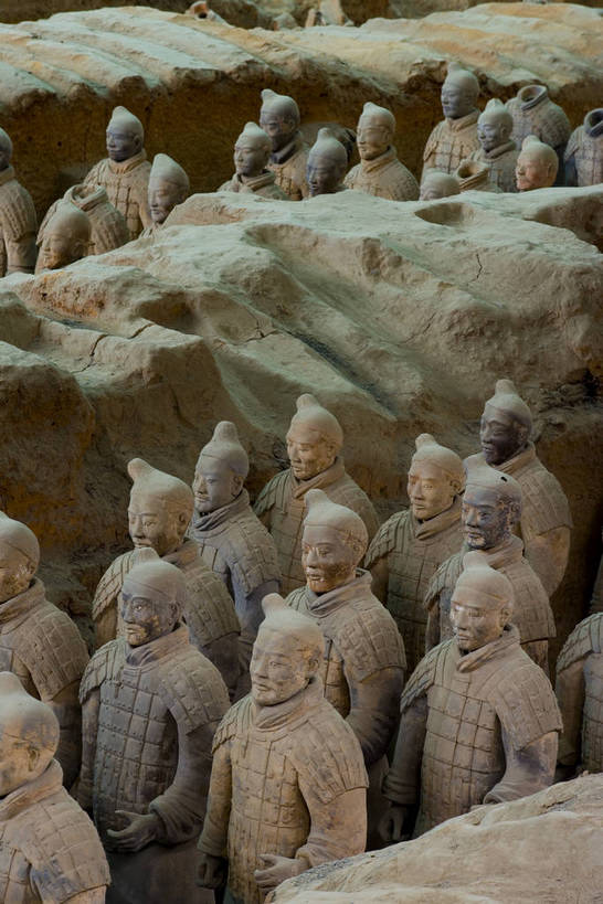 竖图,彩色,室内,特写,白天,旅游,度假,名胜古迹,标志建筑,地标,建筑,雕塑,兵马俑,西安,中国,亚洲,许多,士兵,局部,遗迹,艺术,装饰,雕刻,雕像,浮雕,塑像,泥土,文化遗产,艺术品,很多,古迹,历史,文物,娱乐,建设,古建筑,建筑物,古代,工艺品,享受,休闲,旅游胜地,放松,竖,摄影,古董,纪念,战士,美术,古物,文明,中国文化,主题,陈列,古玩,古文明,东亚,武装,陕西,陕西省,军队,中华人民共和国,功能,美学,古远,古代文明,一致,男人,男性,彩图,旅行,传统文化,服从,bj174