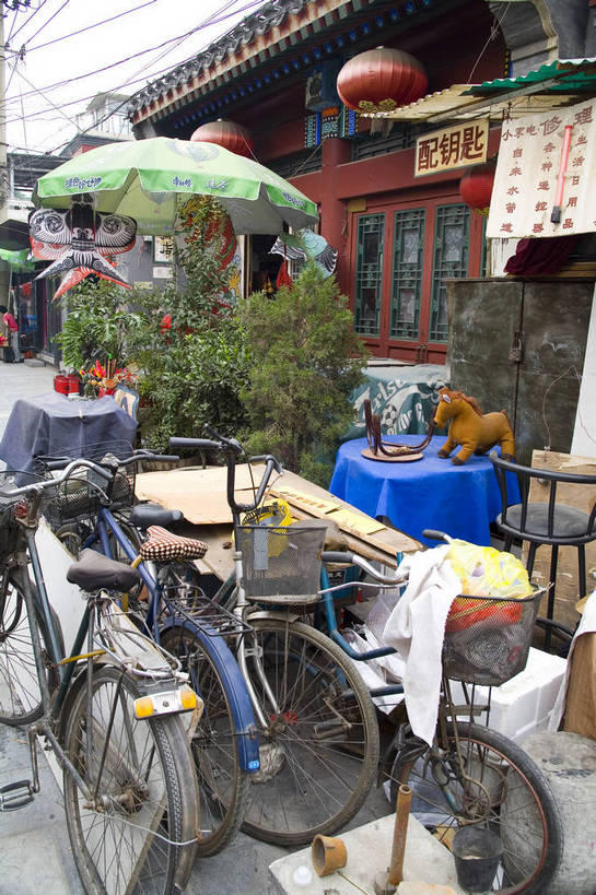 商店,竖图,彩色,旅游,道路,胡同,建筑,街道,路,公路,北京,中国,亚洲,商品,手工,小巷,交通,首都,建筑物,骑,骑车,竖,摄影,工艺,中国文化,东亚,中华人民共和国,马路,彩图,旅行,高楼,传统文化,bj174