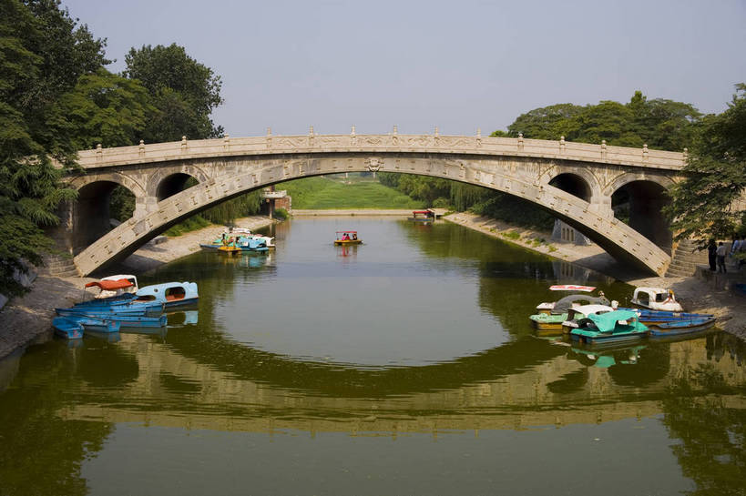 横图,彩色,室外,白天,旅游,度假,名胜古迹,标志建筑,地标,建筑,船,中国,遗迹,图片,文化遗产,建筑群,桥,古典,古迹,文物,娱乐,建设,古建筑,石桥,树木,享受,休闲,旅游胜地,放松,摄影,古代建筑,石拱桥,中国文化,古文明,东亚,河北,河,旅行,传统文化,赵州桥,bj174