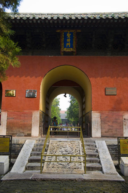 竖图,彩色,室外,白天,旅游,度假,名胜古迹,标志建筑,地标,建筑,孔庙,中国,遗迹,图片,大门,文化遗产,门牌,古迹,文物,娱乐,建设,古建筑,山东,树木,享受,休闲,旅游胜地,放松,竖,摄影,古代建筑,中国文化,古文明,东亚,曲阜,旅行,传统文化,门匾,bj174