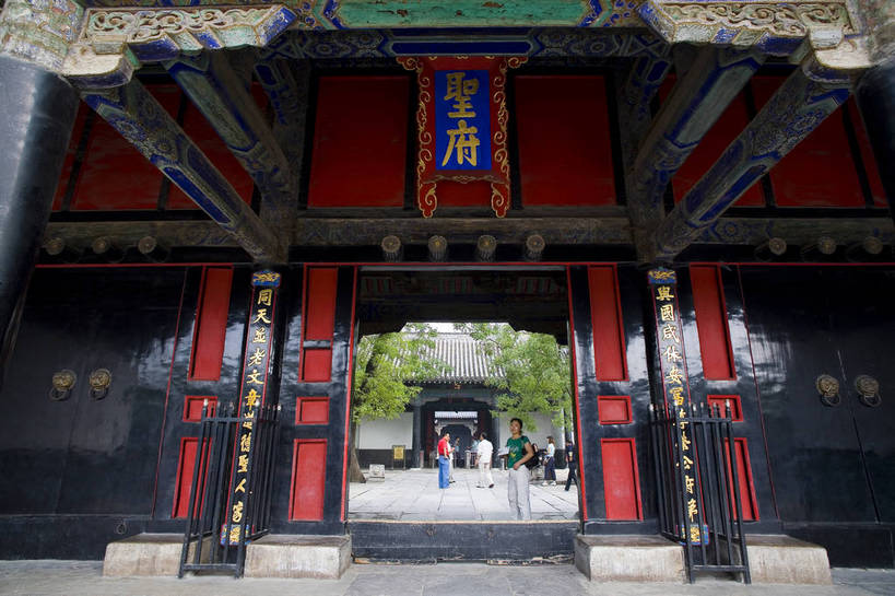 寺庙,横图,彩色,室外,特写,白天,旅游,度假,名胜古迹,树林,植物,门,标志建筑,地标,建筑,雕塑,中国,入口,局部,风俗,遗迹,艺术,装饰,标志,雕刻,雕像,牌匾,文字,柱子,字符,文化遗产,纪念碑,艺术品,古迹,历史,文物,娱乐,标识,建设,传统,古建筑,石雕,石刻,匾,建筑物,树,树木,古代,绿色,自然,石碑,工艺品,享受,休闲,汉字,旅游胜地,放松,精神,摄影,生长,成长,纪念,美术,中国文化,中文,主题,陈列,古文明,山东省,济南,功能,美学,国文,华文,古远,制度,彩图,旅行,庙,寺,孔林,纪念塔,传统文化,门匾,bj174