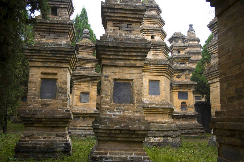 寺庙,横图,彩色,室外,白天,旅游,度假,武术,名胜古迹,标志建筑,地标,建筑,少林寺,嵩山,中国,亚洲,风俗,遗迹,文化遗产,塔,古迹,历史,文物,娱乐,建设,传统,古建筑,建筑物,古代,享受,休闲,旅游胜地,放松,精神,摄影,文明,古文明,东亚,中华人民共和国,河南,古远,塔林,古代文明,制度,彩图,旅行,庙,寺,少林,建筑结构,bj174