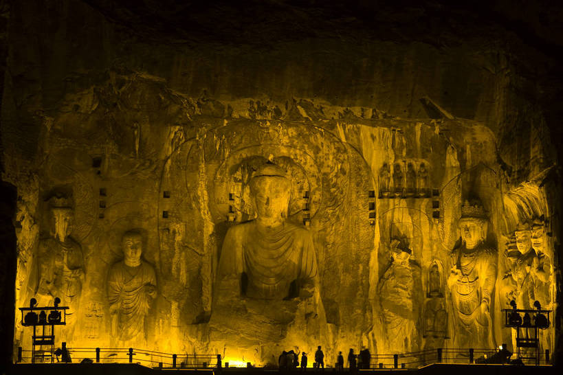 横图,彩色,室外,旅游,度假,名胜古迹,标志建筑,地标,建筑,夜景,龙门石窟,中国,亚洲,节日,遗迹,雕像,塑像,文化遗产,灯光,古迹,历史,文化,文物,娱乐,建设,佛,古建筑,建筑物,古代,祈祷,享受,休闲,健康,旅游胜地,放松,许愿,摄影,宗教,洞穴,佛教,信仰,纪念,祈求,文明,中国文化,石窟,古文明,东亚,龙门,中华人民共和国,河南省,洛阳,释教,古远,平安,彩图,旅行,传统文化,bj174