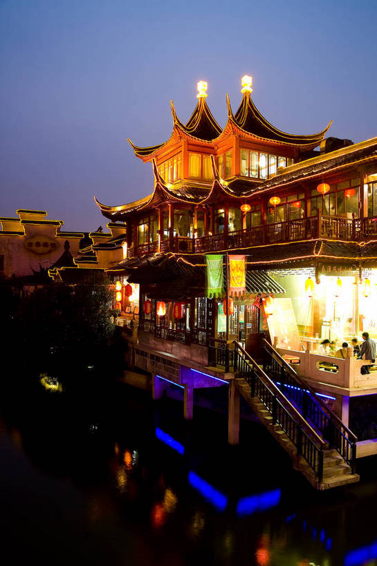 竖图,彩色,室外,夜晚,旅游,度假,名胜古迹,门,标志建筑,地标,建筑,雕塑,南京,中国,亚洲,行人,游客,游人,遗迹,艺术,装饰,雕刻,雕像,图片,柱子,大门,楼阁,亭子,文化遗产,灯光,古迹,历史,文物,娱乐,建设,古建筑,江苏,路人,旅客,古代,工艺品,享受,休闲,闪耀,旅游胜地,放松,竖,摄影,古代建筑,纪念,夫子庙,美术,珍贵,闪烁,中国文化,主题,陈列,灯火通明,古文明,东亚,江苏省,南京市,中华人民共和国,华东地区,苏,省会,功能,美学,闪动,闪灼,古远,古代文明,过客,南京夫子庙,石头城,彩图,旅行,传统文化,飞檐,得月台,bj174