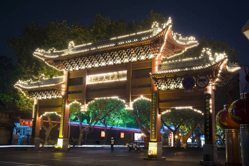 横图,彩色,室外,夜晚,旅游,度假,名胜古迹,门,标志建筑,地标,建筑,雕塑,南京,中国,亚洲,行人,游客,游人,遗迹,艺术,装饰,雕刻,雕像,图片,柱子,大门,楼阁,亭子,文化遗产,灯光,古迹,历史,文物,娱乐,建设,古建筑,江苏,路人,旅客,古代,工艺品,享受,休闲,闪耀,旅游胜地,放松,摄影,古代建筑,纪念,夫子庙,美术,珍贵,闪烁,中国文化,主题,陈列,灯火通明,古文明,东亚,江苏省,南京市,中华人民共和国,华东地区,苏,省会,功能,美学,闪动,闪灼,古远,古代文明,过客,南京夫子庙,石头城,彩图,旅行,传统文化,飞檐,得月台,bj174