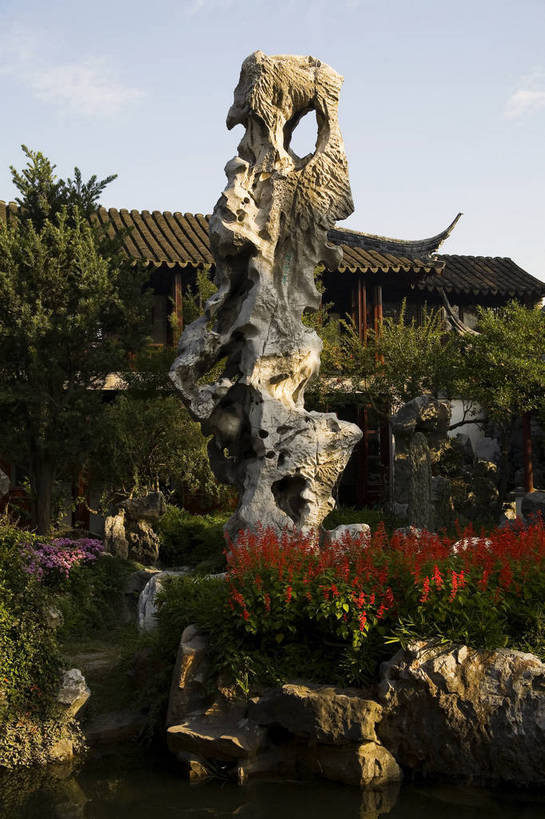 竖图,彩色,室外,白天,旅游,度假,名胜古迹,标志建筑,地标,建筑,中国,遗迹,图片,池塘,水池,建筑群,古典,古迹,文物,娱乐,建设,古建筑,江苏,苏州,石雕,树木,荷花池,享受,休闲,假山,旅游胜地,放松,竖,摄影,园林,中国文化,古文明,东亚,苏州园林,留园,旅行,传统文化,bj174