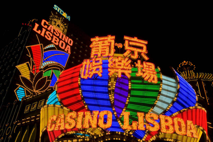 横图,彩色,室外,夜晚,旅游,度假,名胜古迹,标志建筑,地标,建筑,夜景,澳门,中国,亚洲,游客,遗迹,图片,文化遗产,建筑群,豪华,古迹,文物,娱乐,建设,古建筑,葡京酒店,享受,休闲,旅游胜地,放松,赌场,摄影,金碧辉煌,参观,古文明,东亚,中华人民共和国,繁荣,发达,彩图,旅行,新葡京酒店,bj174