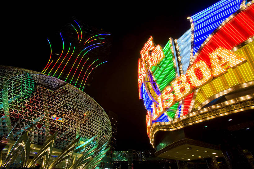 横图,彩色,室外,夜晚,旅游,度假,名胜古迹,标志建筑,地标,建筑,夜景,澳门,中国,亚洲,游客,遗迹,图片,文化遗产,建筑群,豪华,古迹,文物,娱乐,建设,古建筑,葡京酒店,享受,休闲,旅游胜地,放松,赌场,摄影,金碧辉煌,参观,古文明,东亚,中华人民共和国,繁荣,发达,彩图,旅行,新葡京酒店,bj174