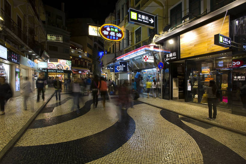 商店,横图,彩色,室外,夜晚,购物,旅游,度假,美景,城市风光,城市,橱窗,街道,商场,夜景,澳门,中国,亚洲,阴影,光线,图片,影子,景观,灯光,娱乐,人流,一群人,享受,休闲,闪耀,景色,放松,摄影,闪烁,灯火通明,东亚,中华人民共和国,闪动,闪灼,彩图,bj174