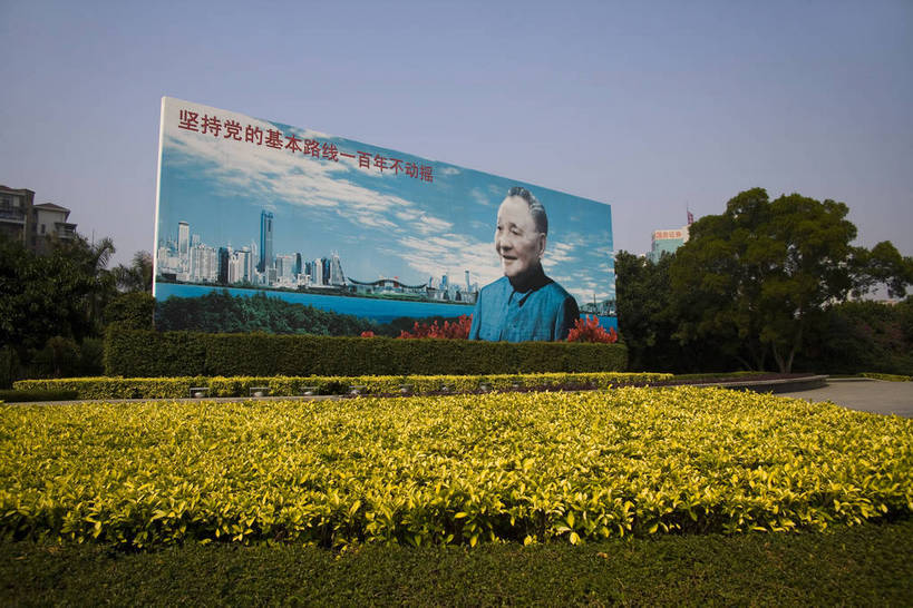 人群,花园,横图,彩色,室外,旅游,度假,美景,城市风光,城市,大厦,建筑,汽车,深圳,中国,亚洲,邓小平,标志,广告牌,景观,交通,开放,娱乐,标识,现代,现代建筑,旅客,特色,车,白云,蓝天,绿地,天,享受,休闲,景色,便捷,放松,运输,摄影,生活方式,经济,纪念,居住,美好,文明,参观,东亚,发展,广东省,中华人民共和国,快捷,深圳市,繁荣,改革,进步,发达,伟人,交流,彩图,观光,旅行,高楼,居住区,bj174