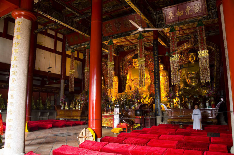 寺庙,横图,彩色,室内,白天,旅游,度假,名胜古迹,标志建筑,地标,建筑,雕塑,鼓山,中国,亚洲,节日,遗迹,雕刻,塑像,文化遗产,古典,教育,古迹,历史,文化,文物,娱乐,建设,佛,古建筑,树,树木,古代,阳光,祈祷,享受,休闲,健康,汉字,旅游胜地,放松,思想,许愿,摄影,宗教,碑文,佛教,信仰,古代建筑,烧香,纪念,拜,祈求,祷告,清新,文明,中国文化,古文明,东亚,儒家,福建省,中华人民共和国,福州,释教,古远,古代文明,流传,平安,旅行,庙,寺,传统文化,bj174