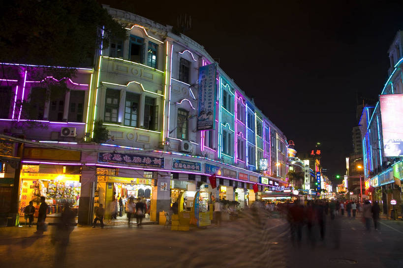 人群,商店,横图,彩色,室外,购物,旅游,度假,美景,城市风光,城市,大厦,建筑,商场,夜景,中国,亚洲,阴影,光线,影子,景观,灯光,娱乐,现代,厦门,现代建筑,特色,灯,绿地,享受,休闲,灿烂,闪耀,景色,放松,摄影,生活方式,经济,居住,闪烁,美好,文明,参观,灯火通明,东亚,发展,福建省,厦门市,中华人民共和国,繁荣,闪动,闪灼,进步,发达,交流,彩图,观光,旅行,商业,高楼,购物中心,居住区,bj174