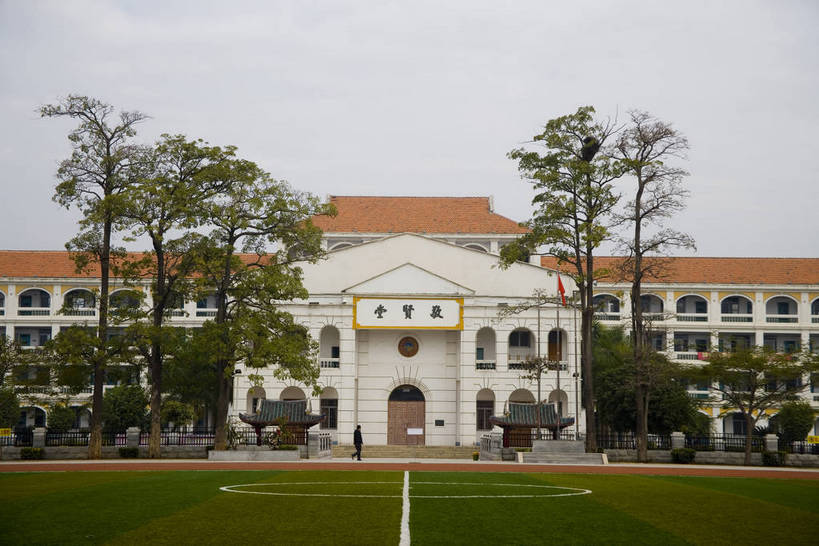 人群,学校,操场,运动场,横图,彩色,室外,旅游,度假,美景,名胜古迹,树林,水,天际线,城市风光,标志建筑,城市,大厦,地标,建筑,中国,亚洲,遗迹,海边,景观,公寓,古迹,文物,娱乐,建设,现代,古建筑,厦门,现代建筑,校园,学府,特色,树,树木,白云,蓝天,海水,绿地,绿化带,天,享受,休闲,广阔,旅游胜地,景色,放松,竖,摄影,生活方式,经济,轮廓,居住,矗立,海滨,美好,文明,特殊,耸立,参观,福建,古文明,东亚,发展,福建省,厦门市,中华人民共和国,华东地区,闽,开阔,挺立,繁荣,进步,发达,交流,彩图,观光,旅行,大学,高楼,居住区,集美大学城,bj174