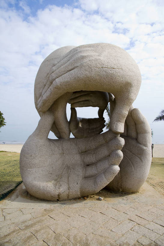 人群,竖图,彩色,室外,旅游,度假,美景,名胜古迹,树林,天际线,城市风光,标志建筑,城市,大厦,地标,建筑,雕塑,中国,亚洲,遗迹,艺术,装饰,雕刻,雕像,塑像,景观,古迹,文物,娱乐,建设,现代,古建筑,厦门,现代建筑,特色,树,树木,白云,蓝天,绿地,绿化带,工艺品,天,享受,休闲,广阔,旅游胜地,景色,放松,竖,摄影,生活方式,经济,观看,纪念,轮廓,居住,美术,公共设施,矗立,象征,美好,文明,主题,特殊,耸立,参观,陈列,古文明,东亚,发展,福建省,厦门市,中华人民共和国,功能,美学,开阔,挺立,繁荣,进步,发达,交流,彩图,观光,旅行,高楼,居住区,bj174