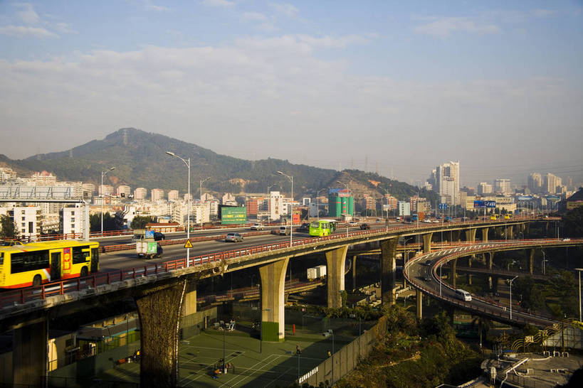 人群,码头,横图,彩色,室外,旅游,度假,美景,名胜古迹,树林,天际线,城市风光,标志建筑,城市,大桥,大厦,地标,港口,建筑,立交桥,桥梁,中国,亚洲,遗迹,壮观,景观,桥,古迹,文物,娱乐,建设,跨海大桥,现代,古建筑,厦门,现代建筑,特色,树,树木,白云,蓝天,绿地,绿化带,天,享受,休闲,广阔,旅游胜地,景色,放松,气派,工业,摄影,生活方式,经济,观看,轮廓,居住,公共设施,象征,美好,文明,特殊,高架桥,参观,古文明,东亚,发展,跨线桥,福建省,厦门市,中华人民共和国,开阔,繁荣,进步,发达,交流,彩图,观光,旅行,高楼,海沧大桥,居住区,bj174