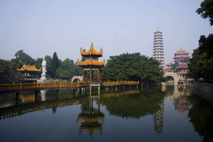 人群,寺庙,横图,彩色,室外,白天,旅游,度假,湖,名胜古迹,水,标志建筑,地标,建筑,野生动物,雕塑,中国,亚洲,节日,遗迹,艺术,装饰,木质,龙,雕刻,雕像,浮雕,塑像,柱子,长廊,房屋,楼阁,亭子,屋子,文化遗产,走廊,古典,教育,古迹,历史,文化,文物,娱乐,建设,佛,古建筑,天王殿,楼房,石雕,树,树木,古代,阳光,动物,工艺品,凉亭,湖水,祈祷,享受,休闲,健康,旅游胜地,放松,思想,许愿,摄影,宗教,回廊,佛教,信仰,古代建筑,烧香,纪念,精致,拜,祈求,美术,清新,文明,中国文化,主题,凶猛,陈列,古文明,东亚,福建省,中华人民共和国,功能,美学,福州,释教,古远,古代文明,流传,幽静,残暴,平安,凶残,旅行,房子,庙,寺,传统文化,架空,西禅寺,bj174