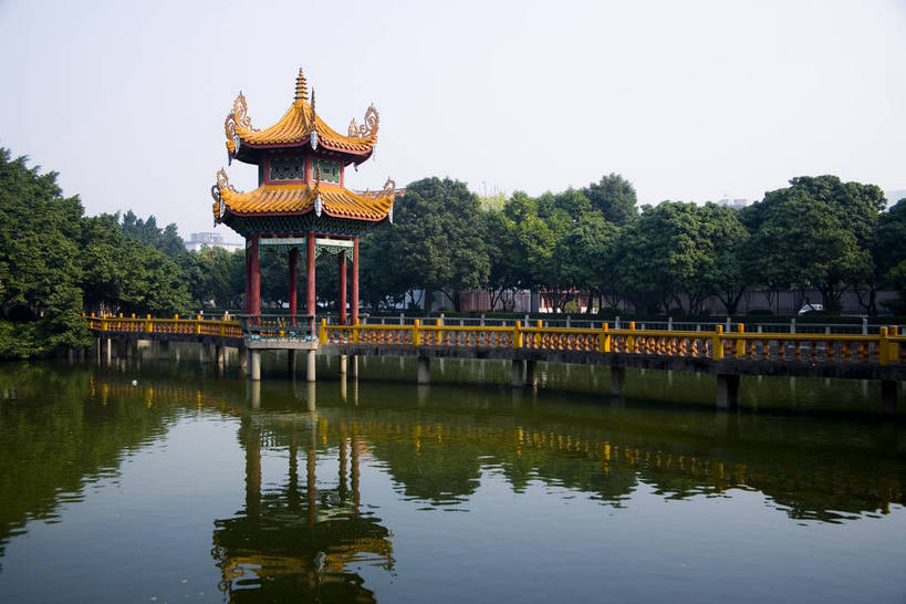 人群,寺庙,横图,彩色,室外,白天,旅游,度假,湖,名胜古迹,水,标志建筑,地标,建筑,野生动物,雕塑,中国,亚洲,节日,遗迹,艺术,装饰,木质,龙,雕刻,雕像,浮雕,塑像,柱子,长廊,房屋,楼阁,亭子,屋子,文化遗产,走廊,古典,教育,古迹,历史,文化,文物,娱乐,建设,佛,古建筑,天王殿,楼房,石雕,树,树木,古代,阳光,动物,工艺品,凉亭,湖水,祈祷,享受,休闲,健康,旅游胜地,放松,思想,许愿,摄影,宗教,回廊,佛教,信仰,古代建筑,烧香,纪念,精致,拜,祈求,美术,清新,文明,中国文化,主题,凶猛,陈列,古文明,东亚,福建省,中华人民共和国,功能,美学,福州,释教,古远,古代文明,流传,幽静,残暴,平安,凶残,旅行,房子,庙,寺,传统文化,架空,西禅寺,bj174