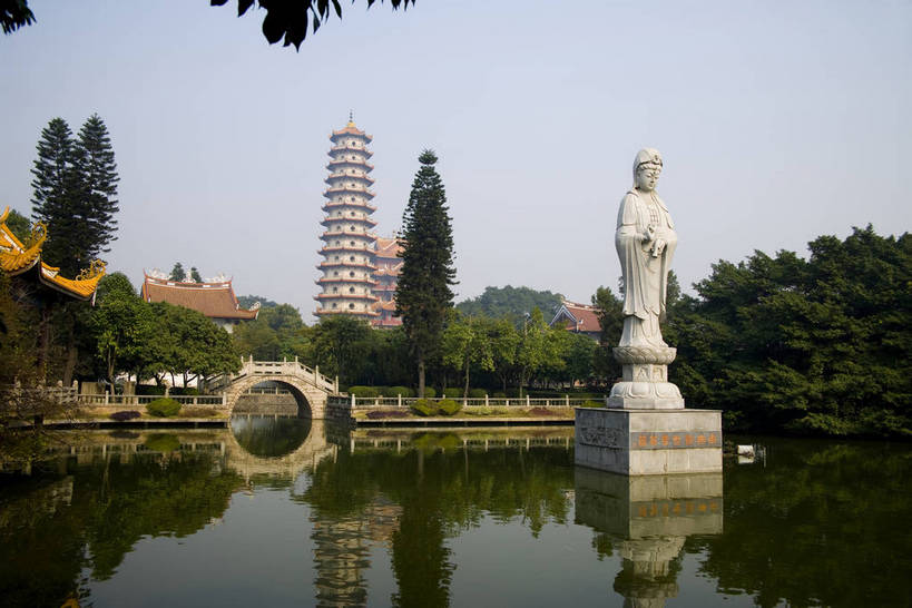 人群,寺庙,横图,彩色,室外,白天,旅游,度假,湖,名胜古迹,水,标志建筑,地标,建筑,雕塑,中国,亚洲,节日,遗迹,艺术,装饰,木质,雕刻,雕像,浮雕,塑像,柱子,长廊,房屋,楼阁,亭子,屋子,文化遗产,走廊,古典,教育,古迹,历史,文化,文物,娱乐,建设,佛,古建筑,天王殿,楼房,石雕,树,树木,古代,阳光,工艺品,凉亭,湖水,祈祷,享受,休闲,健康,旅游胜地,放松,思想,许愿,摄影,宗教,观音,回廊,佛教,信仰,古代建筑,烧香,纪念,精致,拜,祈求,美术,清新,文明,中国文化,主题,陈列,古文明,东亚,菩萨,福建省,观音菩萨,中华人民共和国,功能,美学,福州,释教,古远,古代文明,流传,幽静,平安,旅行,房子,庙,寺,传统文化,架空,西禅寺,bj174