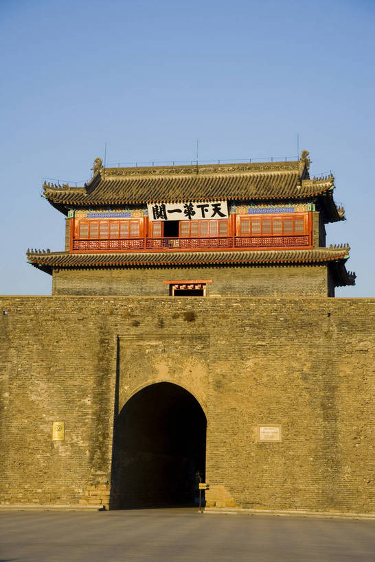 竖图,彩色,室外,白天,旅游,度假,名胜古迹,标志建筑,地标,建筑,长城,中国,亚洲,风俗,遗迹,壮观,文化遗产,冬天,古城,辽阔,古典,宏伟,古迹,历史,文物,娱乐,建设,传统,城墙,古建筑,历史建筑,特色,古代,蓝天,天空,天,享受,休闲,广阔,旅游胜地,放松,精神,竖,摄影,城楼,古代建筑,纪念,矗立,文明,中国文化,特殊,耸立,防御,古文明,东亚,古长城,中华人民共和国,河北省,秦皇岛,挺立,抵抗,奇迹,古远,伟大,流传,制度,特别,旅行,传统文化,山海关,bj174