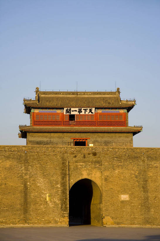 竖图,彩色,室外,白天,旅游,度假,名胜古迹,标志建筑,地标,建筑,长城,中国,亚洲,风俗,遗迹,壮观,文化遗产,冬天,古城,辽阔,古典,宏伟,古迹,历史,文物,娱乐,建设,传统,城墙,古建筑,历史建筑,特色,古代,蓝天,天空,天,享受,休闲,广阔,旅游胜地,放松,精神,竖,摄影,城楼,古代建筑,纪念,矗立,文明,中国文化,特殊,耸立,防御,古文明,东亚,古长城,中华人民共和国,河北省,秦皇岛,挺立,抵抗,奇迹,古远,伟大,流传,制度,特别,旅行,传统文化,山海关,bj174