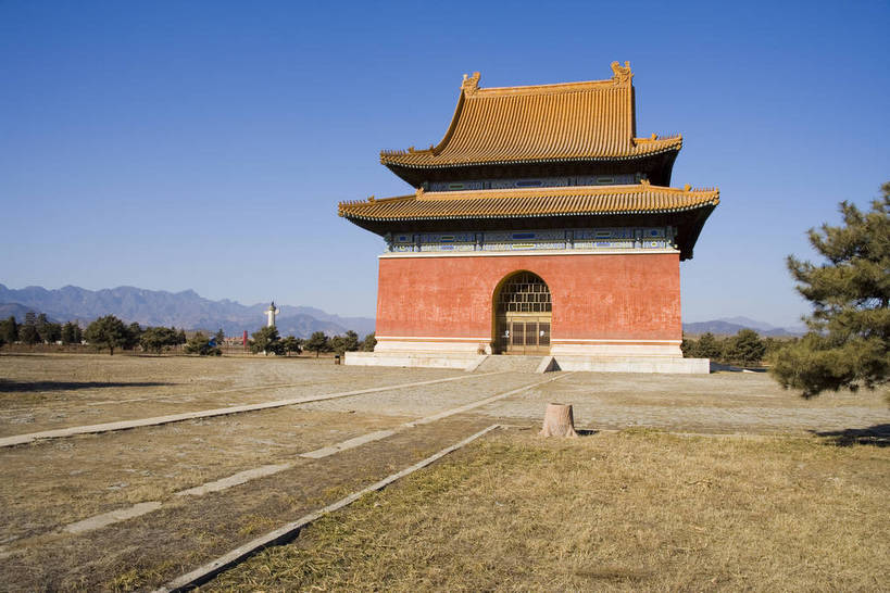 横图,彩色,室外,白天,旅游,度假,神秘,名胜古迹,门,标志建筑,道路,地标,建筑,路,公路,中国,亚洲,花纹,风俗,遗迹,艺术,雕刻,雕像,图案,楼阁,文化遗产,交通,古迹,历史,文物,娱乐,建设,传统,古建筑,享受,休闲,旅游胜地,放松,精神,气派,摄影,古代建筑,权威,陵墓,象征,高贵,美好,拱形门,感受,图样,参观,古文明,东亚,中华人民共和国,权力,河北,威严,权势,伟大,古代文明,制度,特征,皇家,势力,马路,彩图,旅行,皇陵,东陵,清东陵,bj174