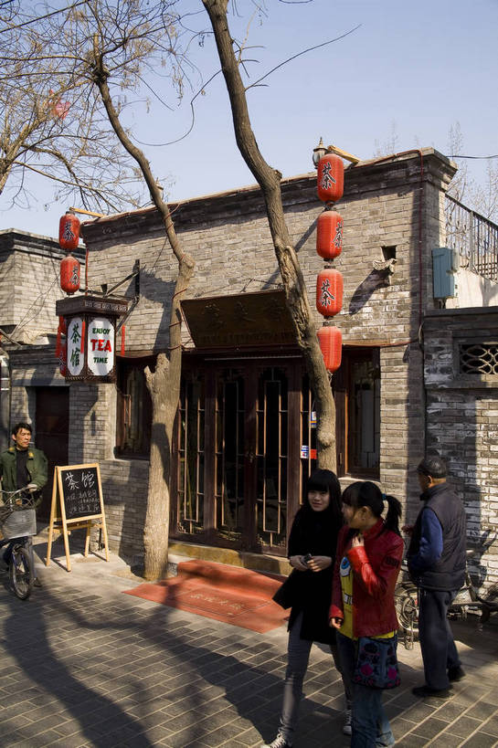 商店,竖图,彩色,室外,白天,度假,美景,城市风光,城市,道路,胡同,建筑,街道,北京,中国,亚洲,行人,清澈,民俗,灯笼,图片,景观,小巷,首都,娱乐,现代建筑,民居,特色,居民区,蓝天,天空,天,享受,休闲,景色,放松,竖,摄影,居民,古代建筑,矗立,耸立,东亚,中华人民共和国,挺立,明澈,清彻,清亮,旧城区,马路,彩图,bj174