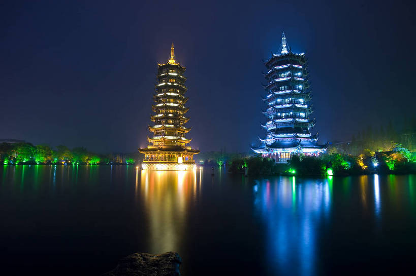 横图,室外,旅游,度假,湖,名胜古迹,标志建筑,地标,建筑,夜景,桂林,中国,亚洲,遗迹,民俗,景观,文化遗产,建筑群,灯光,古典,古迹,文物,娱乐,建设,古建筑,民居,特色,古镇,享受,休闲,灿烂,旅游胜地,景色,放松,人文景观,古塔,象山,广西,中国文化,古文明,东亚,杉湖,广西壮族自治区,中华人民共和国,桂林市,灯火辉煌,民族建筑,古代文明,象山区,秀峰区,江,旅行,传统文化,桂林山水,桂林日月塔,榕杉湖,榕杉湖景区,金塔银塔,情侣塔,bj174