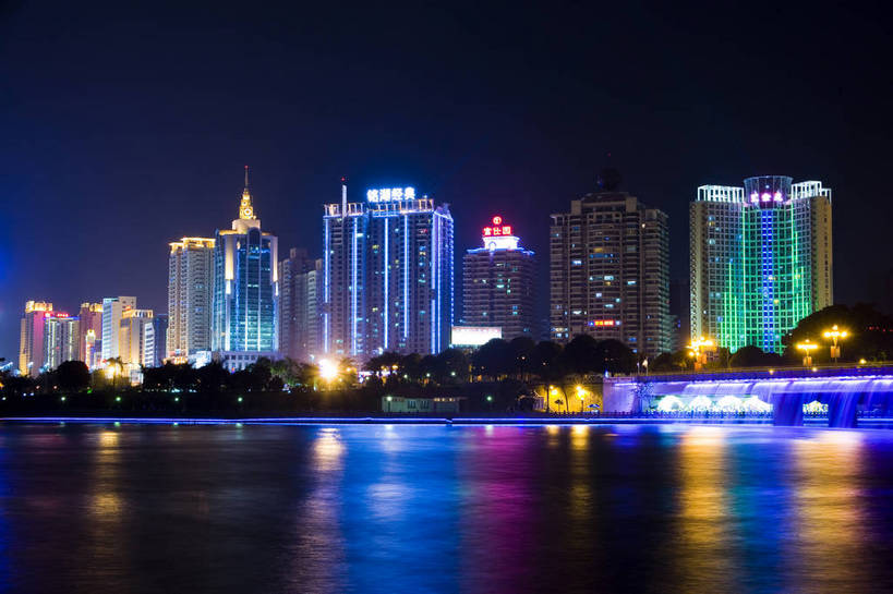 横图,彩色,室外,旅游,度假,名胜古迹,城市风光,标志建筑,城市,道路,地标,建筑,夜景,中国,亚洲,遗迹,景观,建筑群,灯光,交通,都市,古迹,文物,娱乐,建设,现代,古建筑,现代建筑,享受,休闲,灿烂,旅游胜地,放松,运输,摄影,经济,广西,古文明,东亚,发展,南宁,广西壮族自治区,首府,中华人民共和国,桂,华南地区,南宁市,灯火辉煌,繁荣,进步,发达,旅行,青秀区,邕江,南湖大桥,bj174