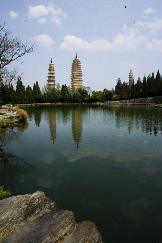 竖图,室外,白天,旅游,度假,湖,名胜古迹,标志建筑,地标,建筑,大理,中国,亚洲,遗迹,民俗,景观,文化遗产,建筑群,塔,古典,古迹,文物,娱乐,建设,古建筑,云南,特色,古镇,湖水,享受,休闲,旅游胜地,景色,放松,竖,人文景观,古塔,矗立,中国文化,耸立,古文明,东亚,中华人民共和国,挺立,民族建筑,古代文明,旅行,传统文化,三塔,bj174