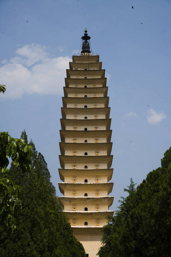 竖图,室外,白天,旅游,度假,名胜古迹,标志建筑,地标,建筑,大理,中国,亚洲,遗迹,民俗,景观,文化遗产,建筑群,塔,古典,古迹,文物,娱乐,建设,古建筑,云南,特色,古镇,享受,休闲,旅游胜地,景色,放松,竖,人文景观,古塔,矗立,中国文化,耸立,古文明,东亚,中华人民共和国,挺立,民族建筑,古代文明,旅行,传统文化,三塔,bj174