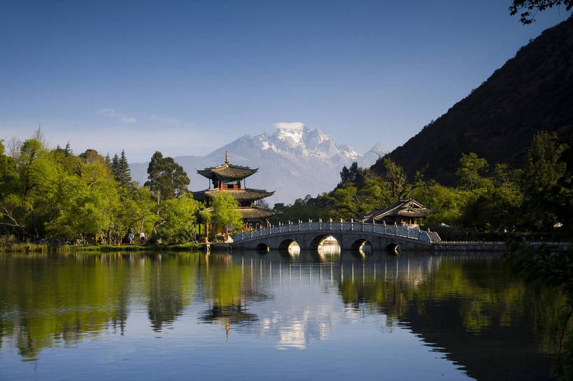 横图,室外,白天,旅游,度假,名胜古迹,山,水,阁楼,标志建筑,地标,建筑,中国,亚洲,遗迹,民俗,亭子,景观,文化遗产,建筑群,桥,古典,潭,古迹,文物,娱乐,建设,古建筑,石桥,云南,特色,古镇,黑龙潭,玉龙雪山,潭水,凉亭,享受,休闲,远景,旅游胜地,景色,放松,人文景观,中国文化,古文明,东亚,中华人民共和国,民族建筑,古代文明,旅行,传统文化,bj174