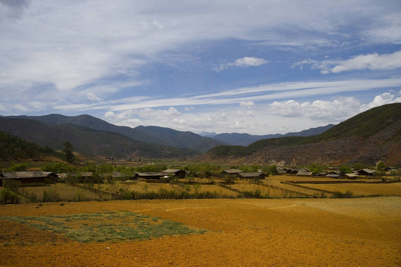 农田,横图,室外,白天,旅游,农业,庄稼,美景,山,田园,植物,中国,亚洲,民俗,景观,云南,特色,白云,天空,自然,景色,人文景观,远山,中国文化,自然风光,东亚,泸沽湖,中华人民共和国,农舍,旅行,传统文化,bj174
