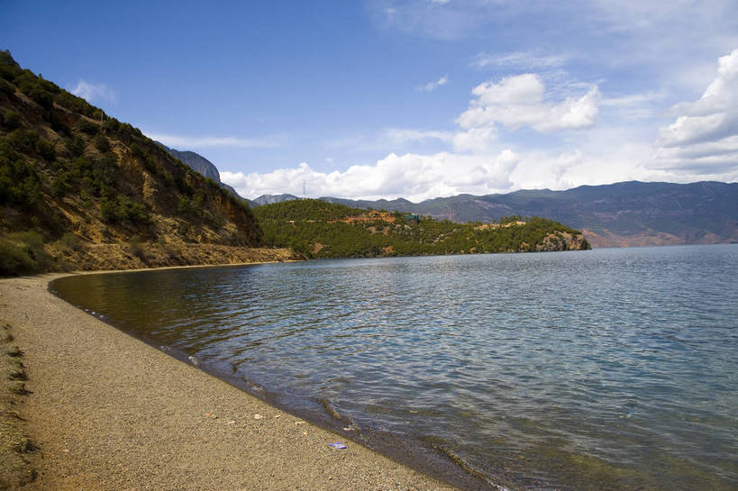 横图,室外,白天,旅游,度假,湖,名胜古迹,山,标志建筑,地标,建筑,中国,亚洲,遗迹,民俗,景观,古迹,文物,娱乐,建设,古建筑,云南,特色,水库,白云,天空,自然,湖水,天,享受,休闲,旅游胜地,景色,放松,人文景观,远山,中国文化,自然风光,古文明,东亚,泸沽湖,中华人民共和国,旅行,传统文化,bj174